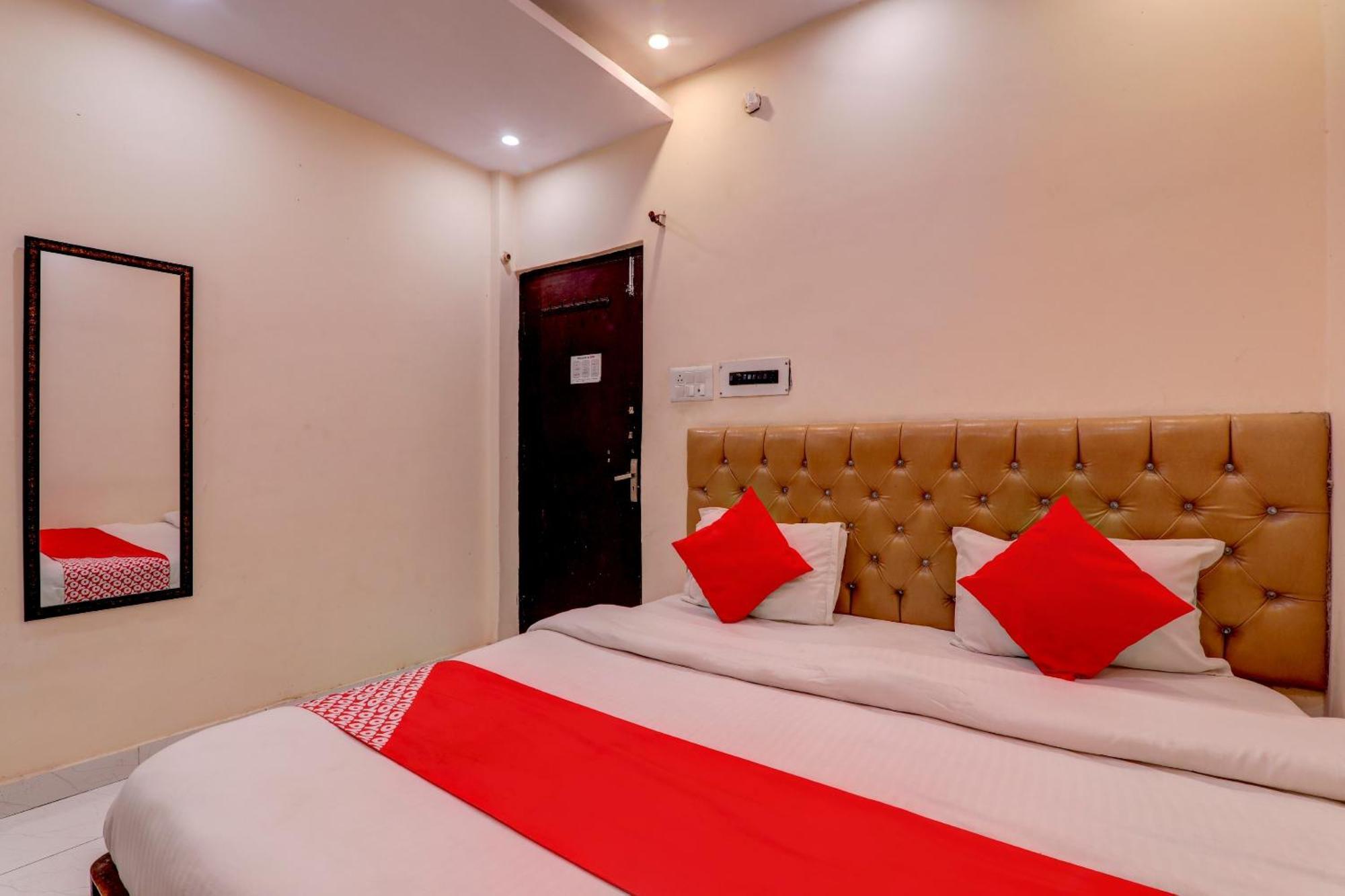 לקנאו Hotel O Moon Palace Near Sahara Ganj Mall מראה חיצוני תמונה