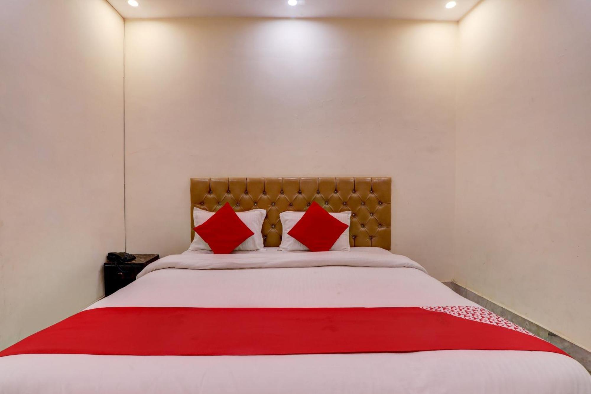לקנאו Hotel O Moon Palace Near Sahara Ganj Mall מראה חיצוני תמונה